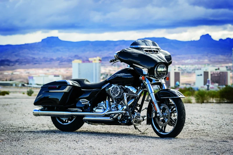 Kuryakyn Smooth Windshield Trim 14-Up Touring Chrome - Image 8